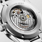 longines Conquest 41mm – Sonnenschliff Grün am Armband
