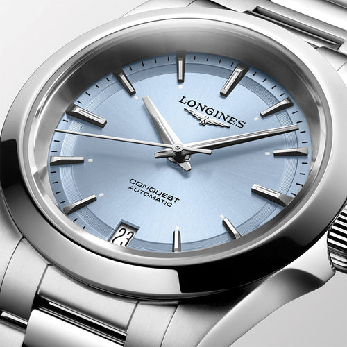 Longines Conquest 34mm – Sonnenschliff Blau am Armband