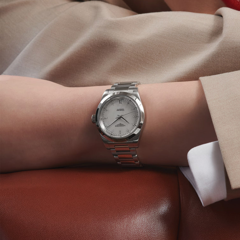 Longines Conquest 34mm – Weiß, Perlmutt mit Diamanten am Armband