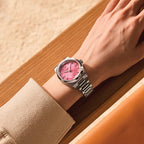 Longines Conquest 34mm - Sonnenschliff-Rosa am Armband