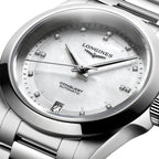 Longines Conquest 34mm – Weiß, Perlmutt mit Diamanten am Armband