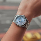 Longines Conquest 34mm – Sonnenschliff Blau am Armband